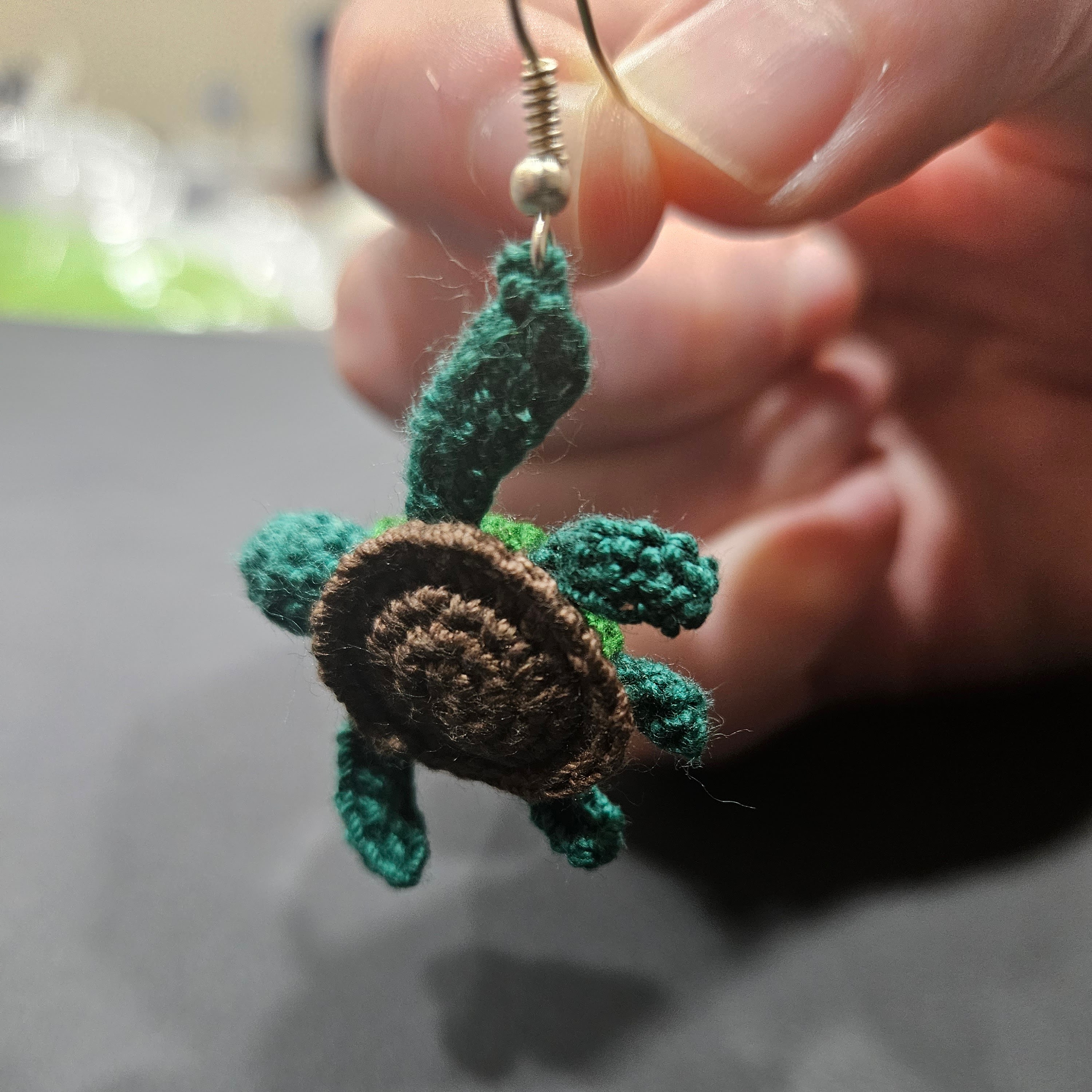 A happy little turtle earring